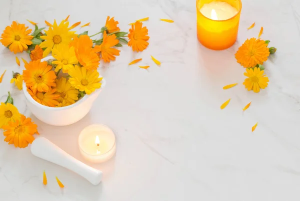 Orange Ringblomma Blommor Med Brinnande Ljus Vit Marmor Bakgrund — Stockfoto