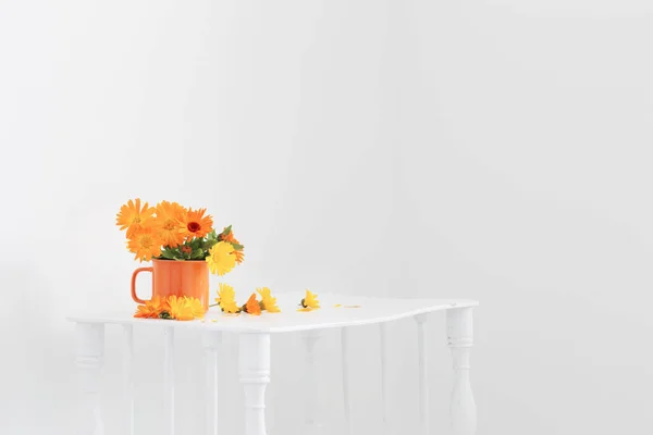 Beyaz Arka Planda Turuncu Kadife Çiçekli Bir Buket — Stok fotoğraf