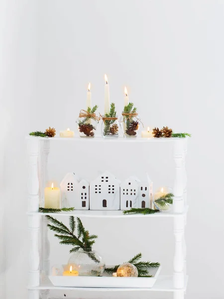 Home Weihnachtsdekoration Mit Brennenden Kerzen Inneren — Stockfoto
