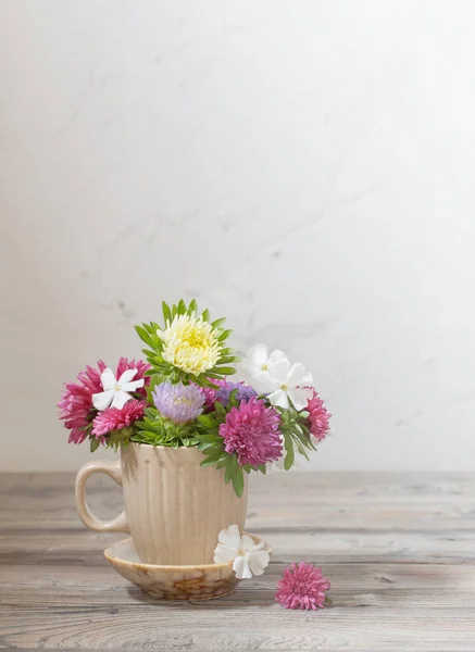 Beautiful Flowers Cup Wooden Table Background White Wall — Stock Photo, Image