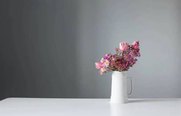 Pink Flowers White Jug Background Gray Wall — Stock Photo, Image