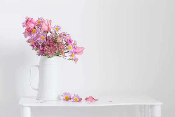 Arka Planda Beyaz Sürahi Içinde Pembe Çiçekler Beyaz Duvar — Stok fotoğraf