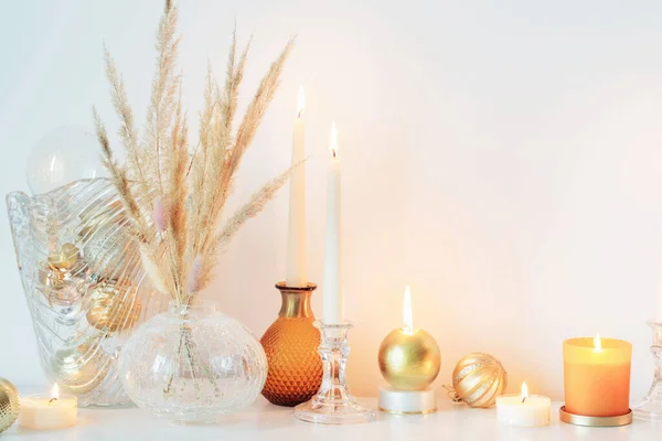 Χριστουγεννιάτικα Στολίδια Αναμμένα Κεριά Λευκό Δωμάτιο — Φωτογραφία Αρχείου