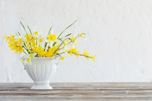 Fleurs Printanières Blanches Jaunes Vase Sur Fond Vieux Mur Blanc — Photo