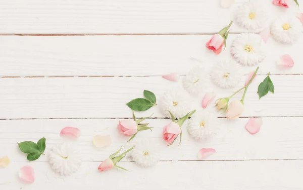 Flores Rosas Blancas Sobre Fondo Blanco Madera —  Fotos de Stock