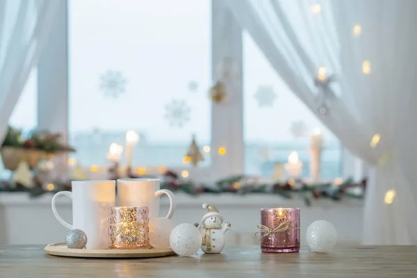 Dos Tazas Blancas Con Decoraciones Navidad Ventana Fondo — Foto de Stock