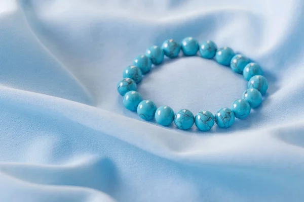 Turquoise Armband Gemaakt Van Natuurlijke Stenen Blauwe Zijde Stof — Stockfoto