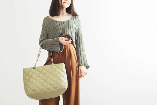 Mädchen Moderner Kleidung Mit Handtasche Auf Weißem Hintergrund — Stockfoto
