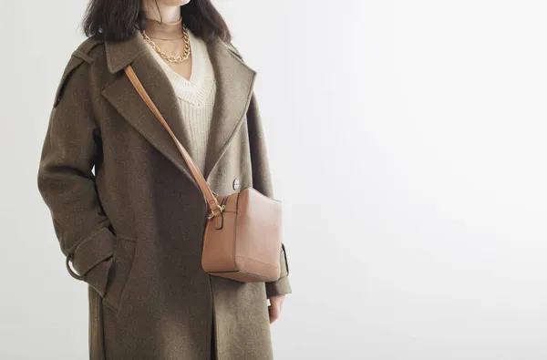 白い背景のハンドバッグと秋のコートの女性 — ストック写真