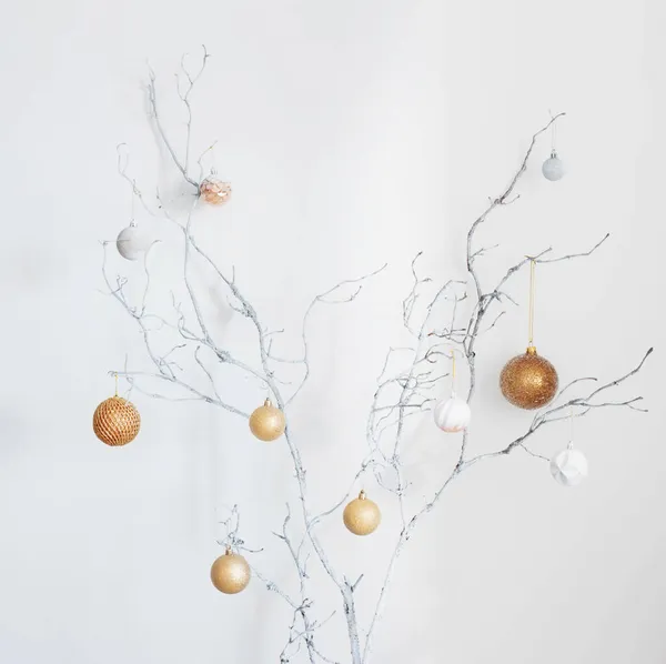 Χριστουγεννιάτικα Κλαδιά Χρυσές Και Άσπρες Μπάλες Λευκό Φόντο Τοίχου — Φωτογραφία Αρχείου