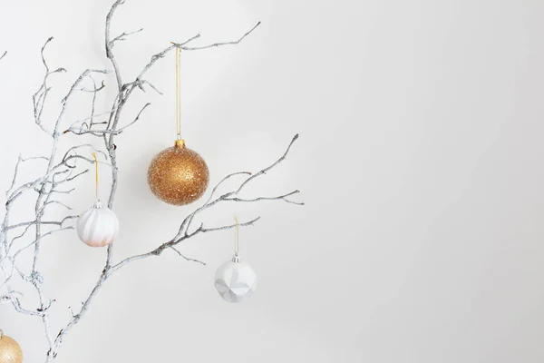 Ramas Navidad Con Bolas Oro Blanco Sobre Fondo Blanco Pared —  Fotos de Stock