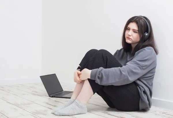 Menina Adolescente Triste Com Laptop Sentado Chão — Fotografia de Stock