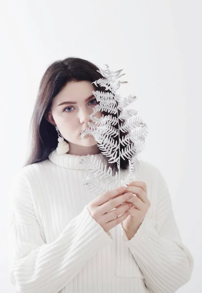 Bela Adolescente Menina Com Folha Branca Samambaia Fundo Branco — Fotografia de Stock