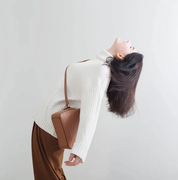 Beyaz Kazaklı Modern Kız Beyaz Odalı Kahverengi Pantolon — Stok fotoğraf