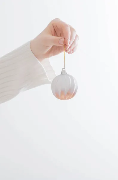 Χέρι Χριστουγεννιάτικη Μπάλα Λευκό Φόντο — Φωτογραφία Αρχείου