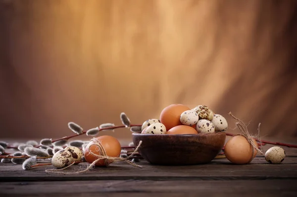 Ostereier Und Weidenzweige Auf Braunem Hintergrund — Stockfoto