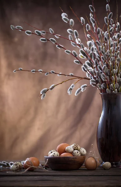 Huevos Pascua Ramas Sauce Sobre Fondo Marrón —  Fotos de Stock