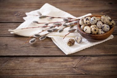 Kahverengi arka planda Paskalya yumurtaları ve söğüt dalları