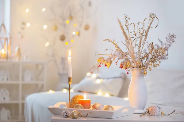 Natal Decorações Para Casa Com Velas Interior Branco — Fotografia de Stock