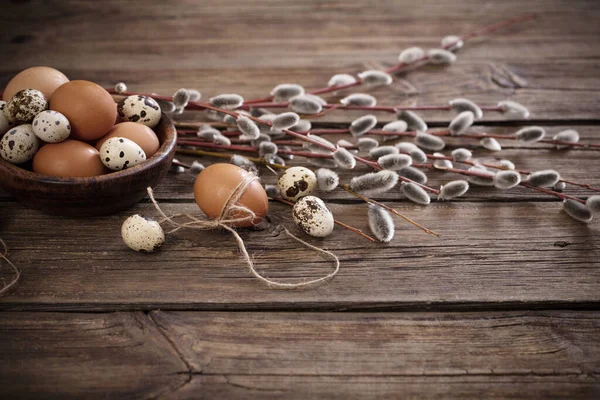 Uova Pasqua Rami Salice Sfondo Marrone — Foto Stock