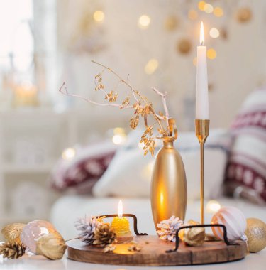 İçinde beyaz mumlar olan Noel evi dekorasyonları.