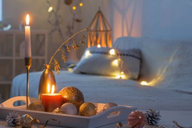 İçinde beyaz mumlar olan Noel evi dekorasyonları.