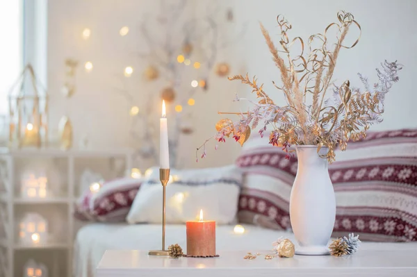 Kerstversiering Met Kaarsen Wit Interieur — Stockfoto