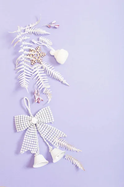 Натуральный Деревянный Декор Фоне Фиолетовой Бумаги — стоковое фото