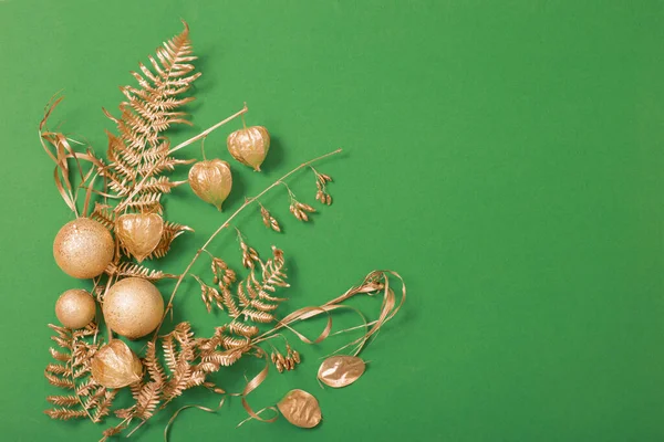 Golden Christmas Decoration Green Background — Stock Photo, Image