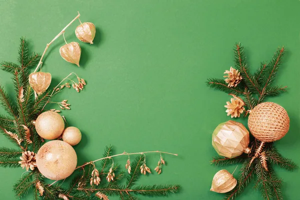 Decoración Navidad Dorada Sobre Fondo Verde —  Fotos de Stock