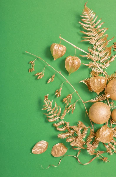 Zlaté Vánoční Dekorace Zeleném Pozadí — Stock fotografie