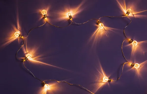 Weihnachten Elektrische Girlande Auf Lila Papier Hintergrund — Stockfoto