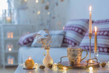 İçinde beyaz mumlar olan Noel evi dekorasyonları.