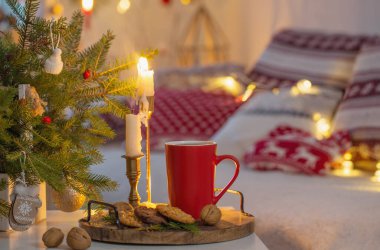 Kırmızı ve beyaz mumlu Noel evi dekorasyonları.