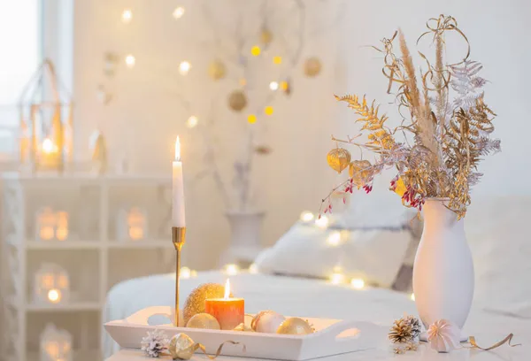 Natal Decorações Para Casa Com Velas Interior Branco — Fotografia de Stock