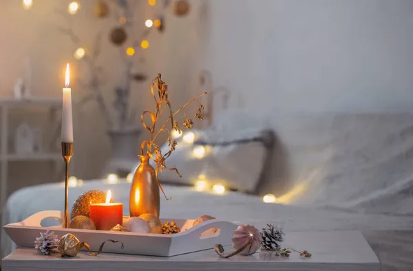 Χριστουγεννιάτικες Διακοσμήσεις Σπιτιού Κεριά Λευκό Εσωτερικό — Φωτογραφία Αρχείου