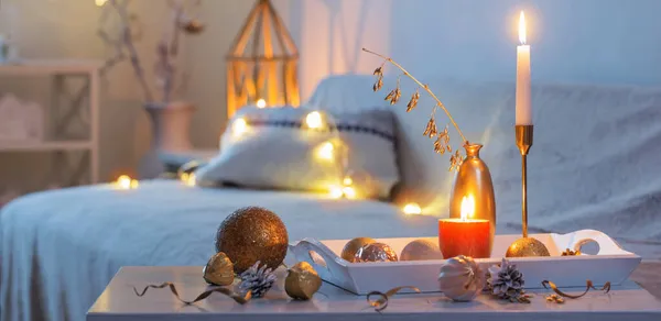白いインテリアのキャンドルとクリスマスの家の装飾 — ストック写真