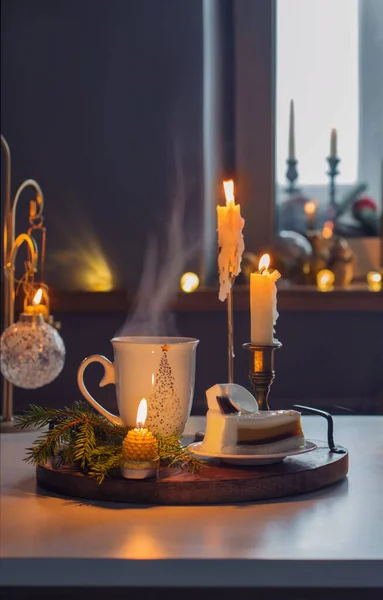 Bebida Quente Com Bolo Decorações Natal Mesa Branca Cozinha — Fotografia de Stock