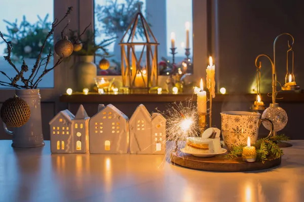 Sıcak Içecek Pasta Noel Süslemeleri Mutfaktaki Beyaz Masada — Stok fotoğraf