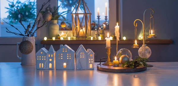 Weihnachtsspielzeughäuser Mit Brennenden Kerzen Auf Dem Tisch — Stockfoto