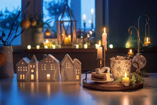 Ζεστό Ρόφημα Κέικ Και Χριστουγεννιάτικα Στολίδια Λευκό Τραπέζι Στην Κουζίνα — Φωτογραφία Αρχείου