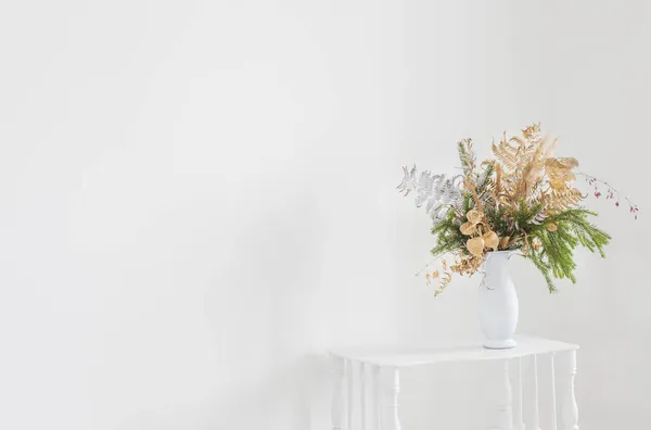 白い背景の白い花瓶のクリスマス花束 — ストック写真