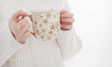  Beyaz arka planda elinde noel bardağı