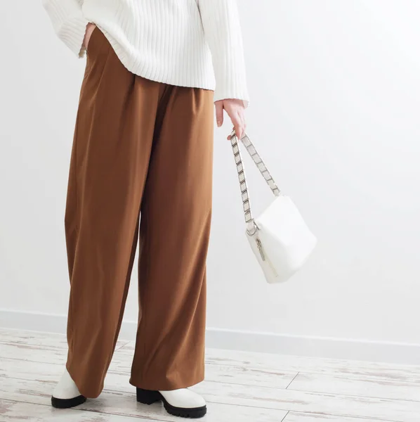 Fille Moderne Pull Blanc Pantalon Marron Dans Chambre Blanche — Photo