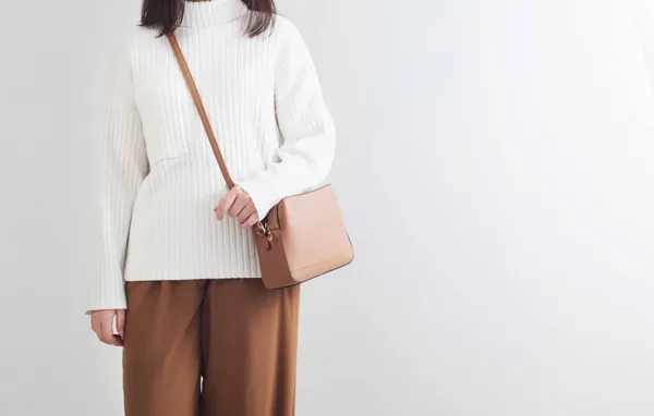 Modern Meisje Witte Trui Bruine Broek Witte Kamer — Stockfoto