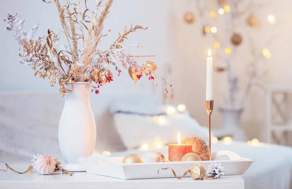 Weihnachtsdekoration Mit Kerzen Weißen Innenraum — Stockfoto
