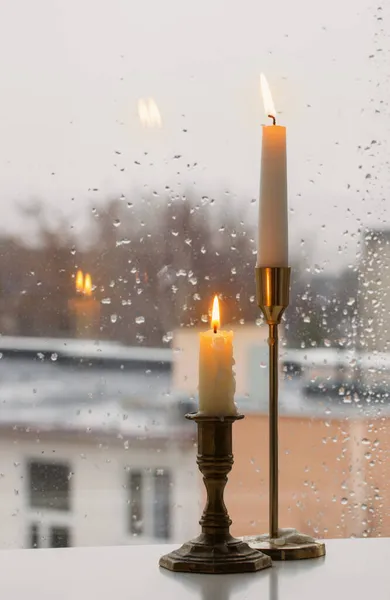 Brinnande Ljus Bakgrund Regnigt Fönster Ruta — Stockfoto