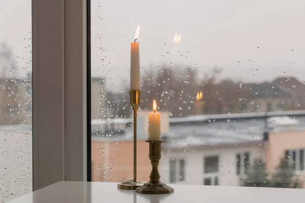 Arkaplan Yağmurlu Pencere Camında Mum Yakma — Stok fotoğraf