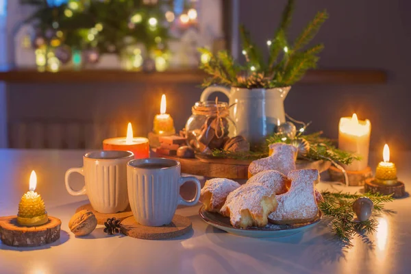 Duas Xícaras Chá Com Produtos Caseiros Natal Assados Cozinha Com — Fotografia de Stock