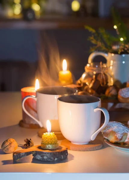Duas Xícaras Chá Com Produtos Caseiros Natal Assados Cozinha Com — Fotografia de Stock